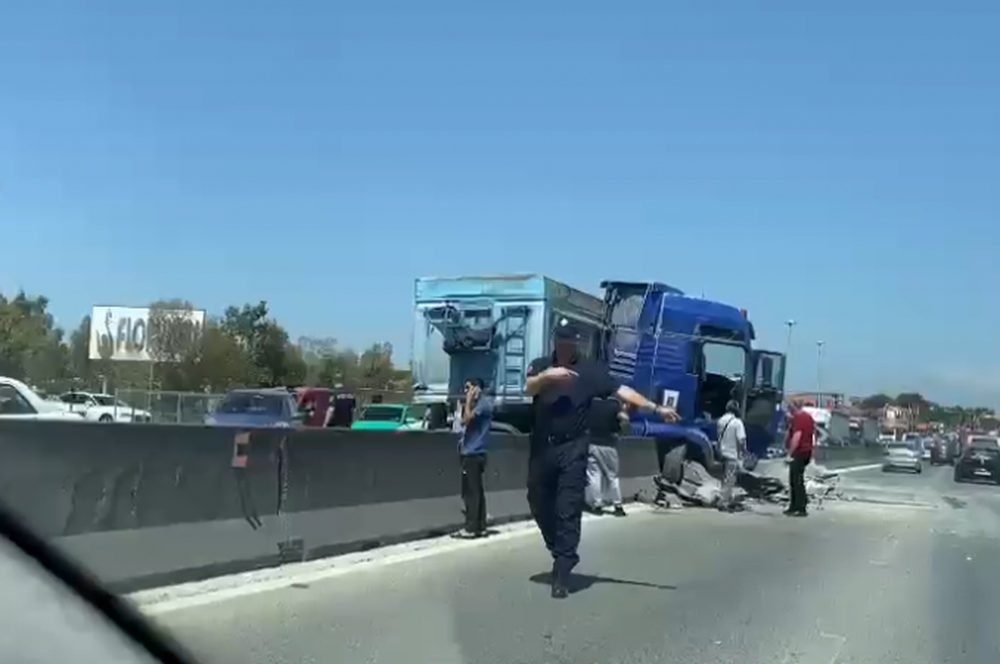 Aksidentohen dy kamion&euml; n&euml; autostrad&euml;n Tiran&euml;-Durr&euml;s,