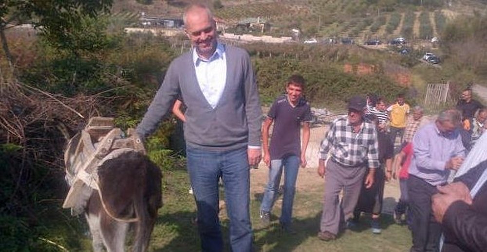 Vjedhja e ndihmave p&euml;r fshatin/ Si i shuajti Rama z&euml;rat p&euml;r
