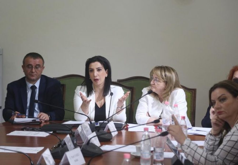Ministrja e Arsimit: S'e kemi fajin ne q&euml; ikin mjek&euml;t