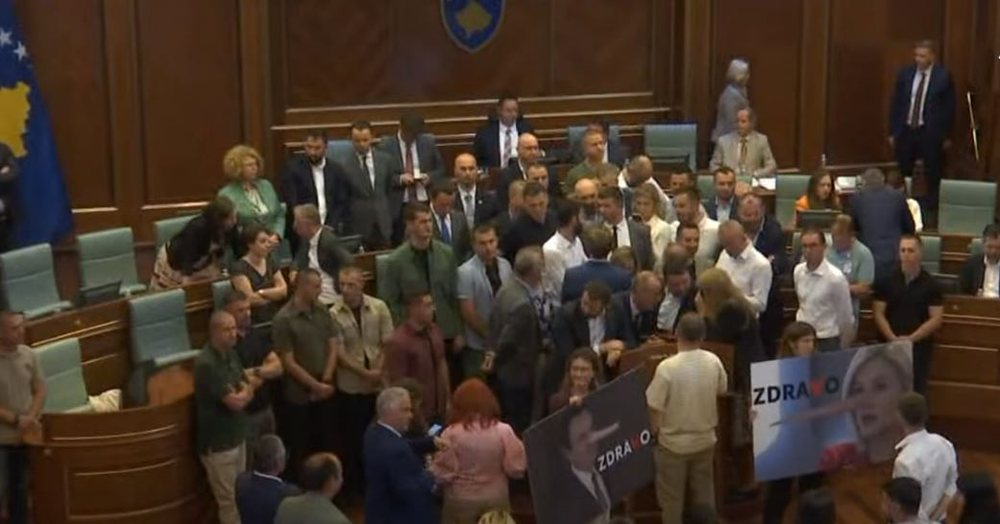 S&euml;rish tensione n&euml; Kuvendin e Kosov&euml;s, Konjufca goditet me shishe