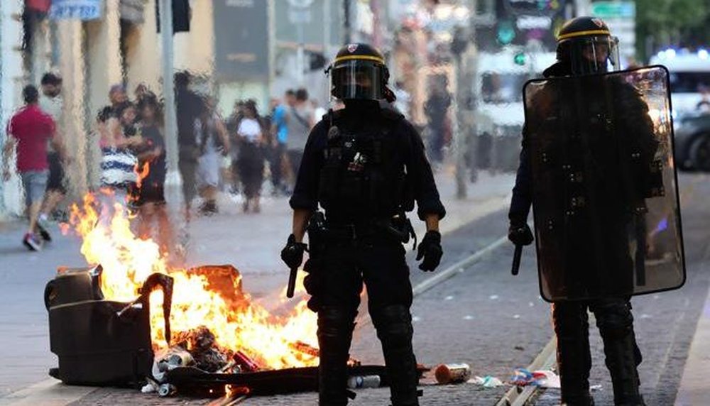 Protestat e dhunshme n&euml; Franc&euml;/ Nj&euml; i vdekur dhe nj&euml; i