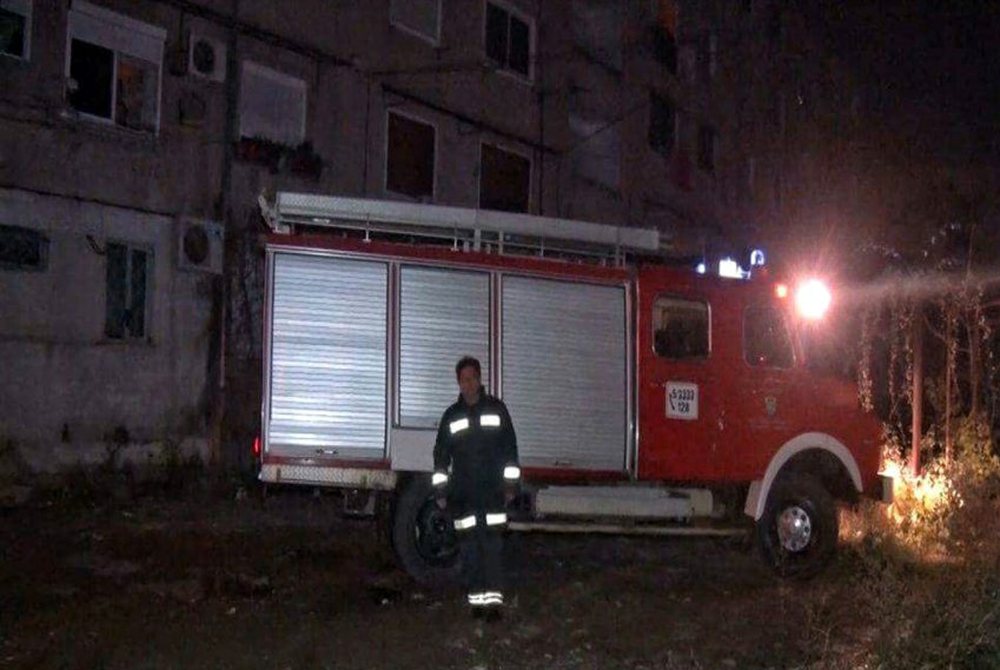 Zjarr n&euml; n&euml; banes&euml; n&euml; Kor&ccedil;&euml;, shp&euml;tohet i