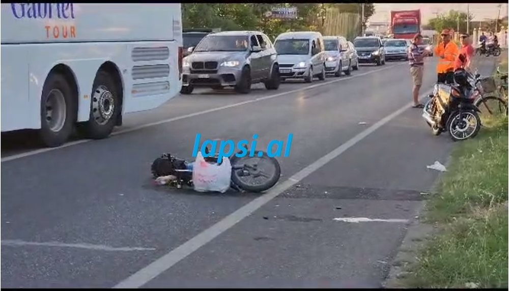 U p&euml;rplas&euml;n nga autobusi, nd&euml;rron jet&euml; &ccedil;ifti i