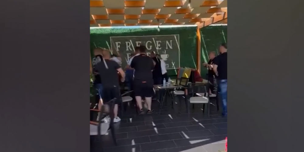 VIDEO/ Sherri p&euml;r guroret, shihni si i masakrojn&euml; me shkopinj
