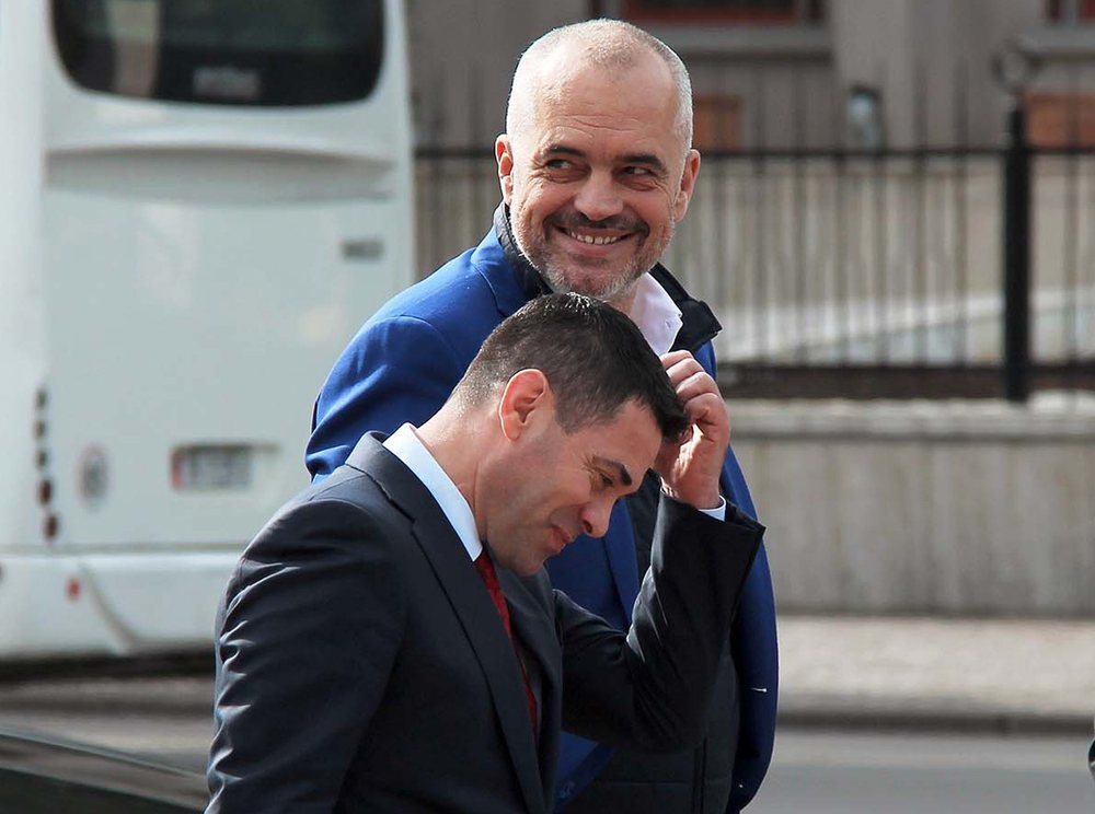 BIRN: Transaksione zinxhir, si i siguroi dhe mobiloi dy vila luksoze Arben