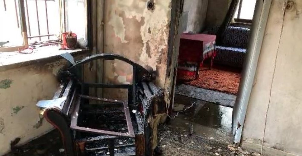 Merr zjarr sht&euml;pia n&euml; Gjirokast&euml;r, flak&euml;t shkrumbojn&euml;