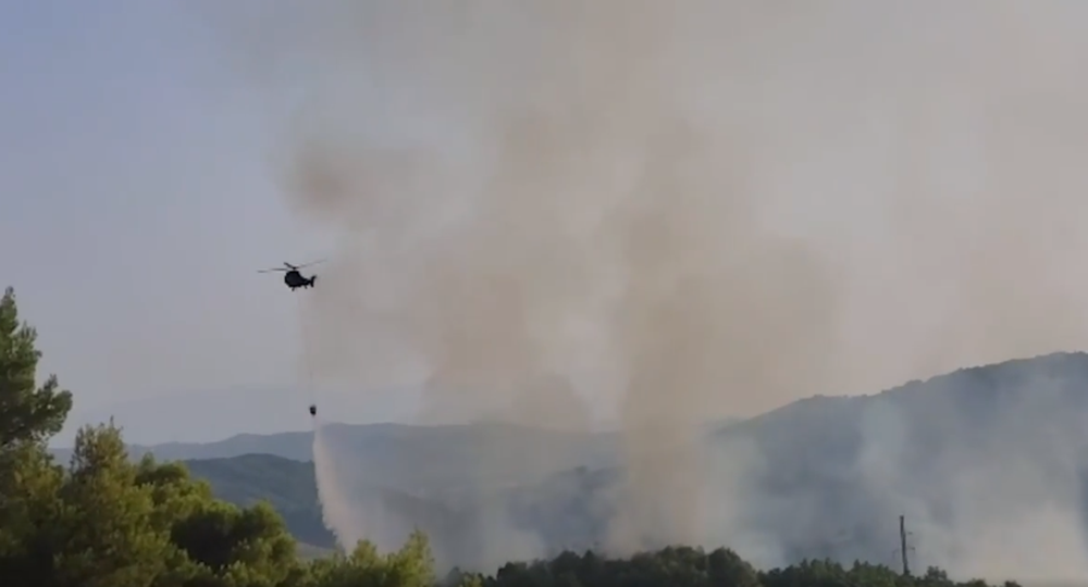 Zjarri n&euml; Peshtan, helikopteri &lsquo;Cougar&rsquo; shkon p&euml;r shuarjen