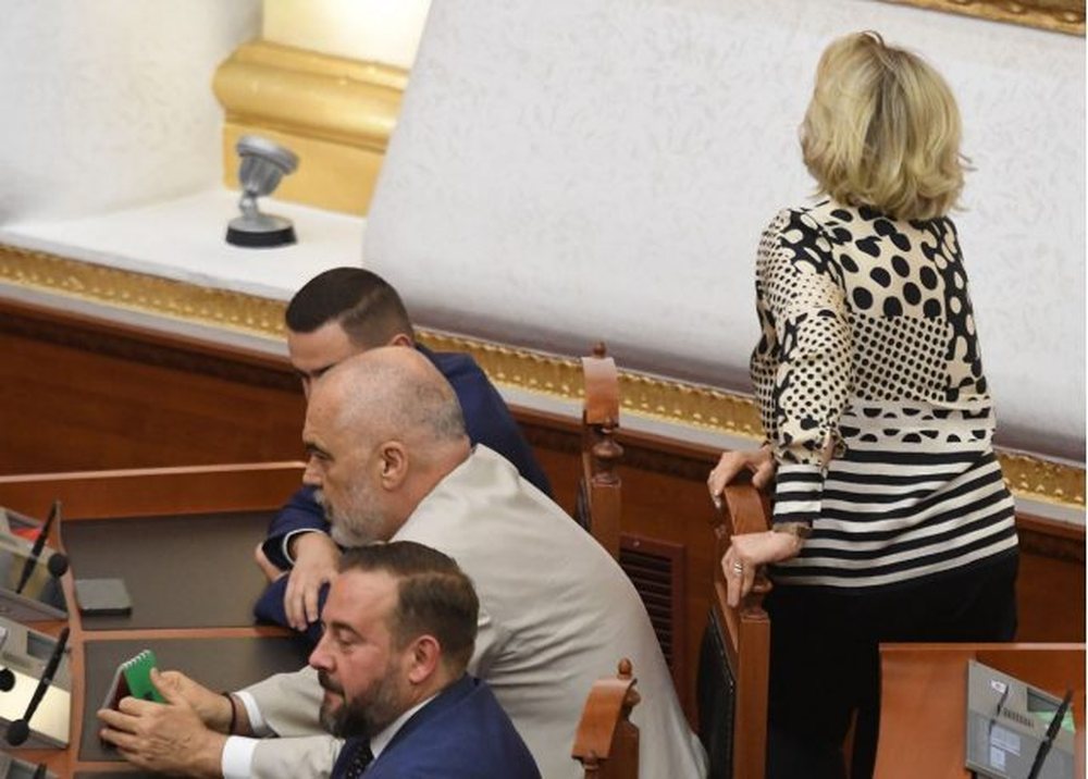 Skandalet e korrupsionit q&euml; mbyll&euml;n dyert e Asambles&euml; s&euml; PS