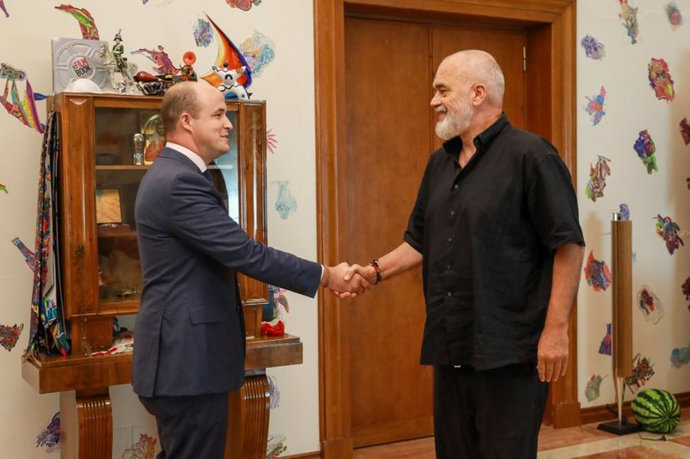 Rama pret zyrtarin amerikan, n&euml; zyr&euml;n e tij shihet edhe nj&euml;