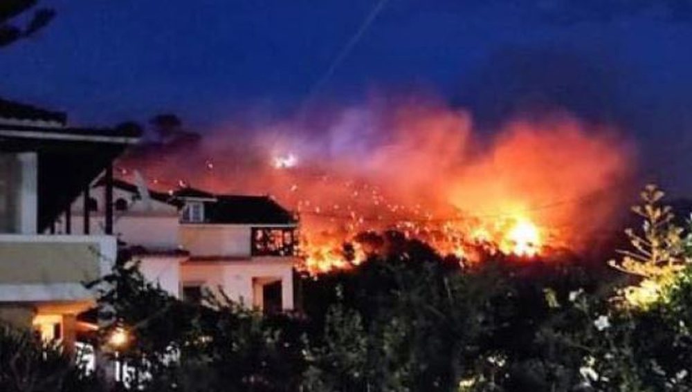 Zjarr masiv n&euml; Zakynthos/ Greqia mobilizon emergjencat, evakuohen