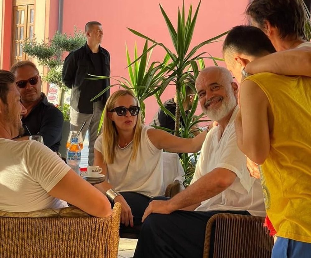 FOTO/ Rama n&euml; kafe me Melonin n&euml; Lungomare t&euml; Vlor&euml;s