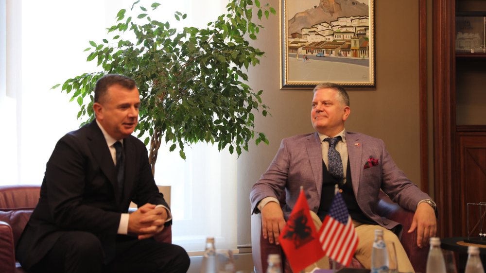 Ambasada amerikane i k&euml;rkon Taulant Ball&euml;s t&euml; hetoj&euml;