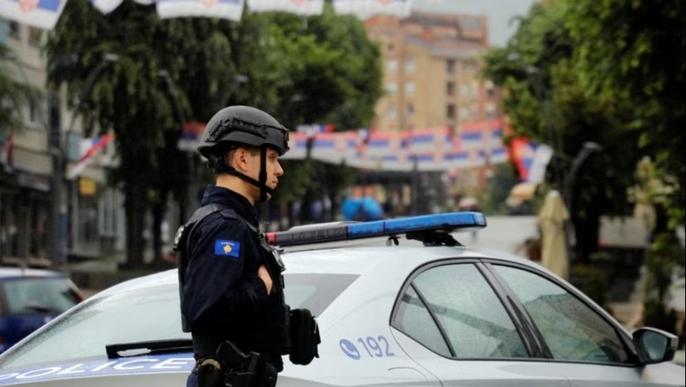 Policia e Kosov&euml;s sekuestron nj&euml; karikator, qindra fishek&euml; dhe