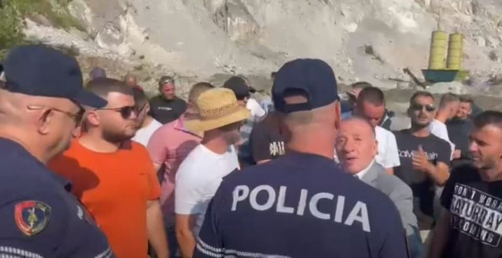 Protestuan p&euml;r t&euml; ndaluar punimet n&euml; gurore, procedohen 5 persona