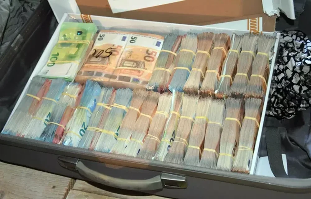 Kapet 2.7 ton&euml; kokain&euml; dhe qindra mij&euml;ra euro, goditet karteli