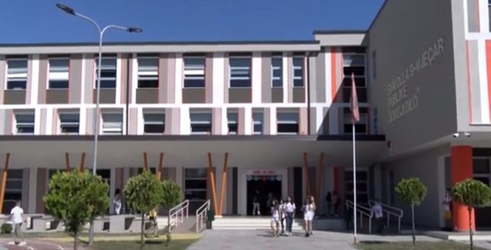 Drama e shpopullimit/ Mbyllen klasat e para dhe disa shkolla n&euml; Gramsh e