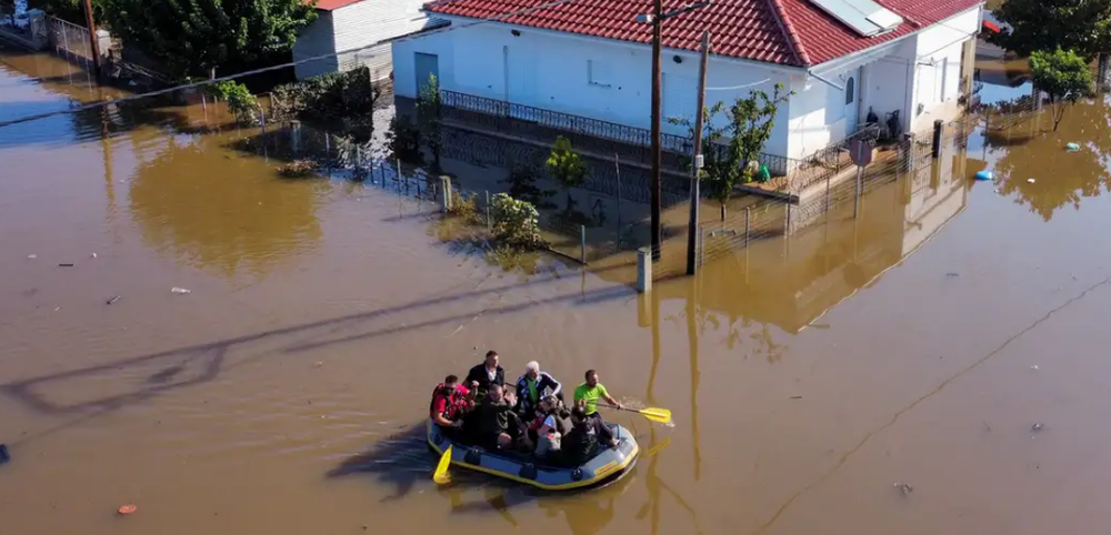 P&euml;rmbytjet n&euml; Greqi, qindra t&euml; evakuuar, vazhdon puna e