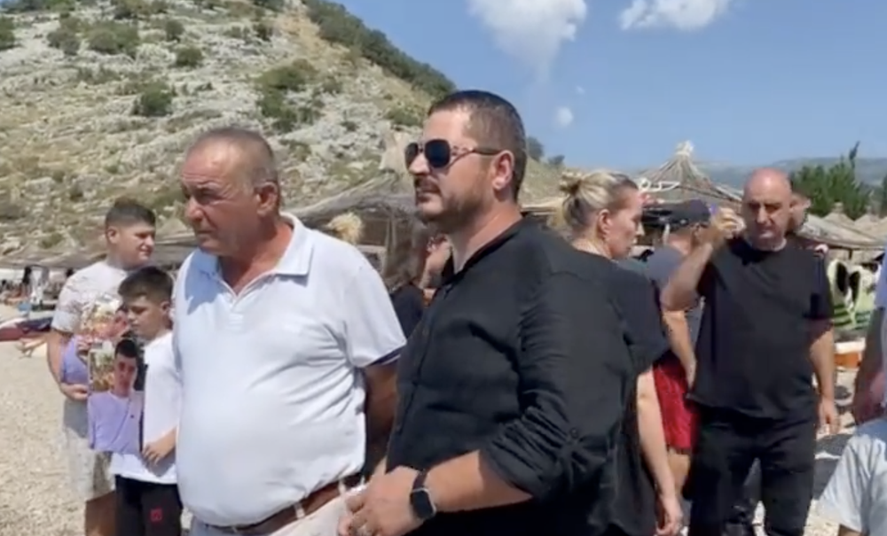 Familjar&euml;t 16-vje&ccedil;arit q&euml; vdiq me jet ski hedhin lule dhe