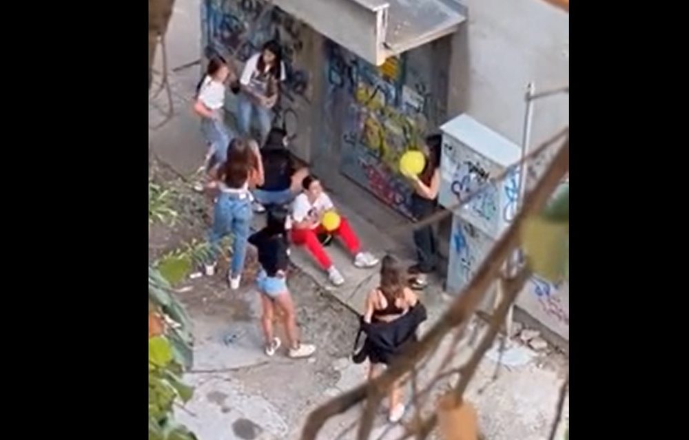 VIDEO/ Vajza t&euml; mitura q&euml; pin&euml; fshehtas tullumbace me azot