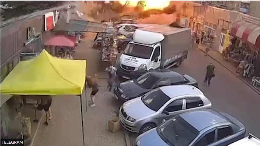 VIDEO/ Raketa ruse bie mbi nj&euml; treg, vret 17 ukrainas