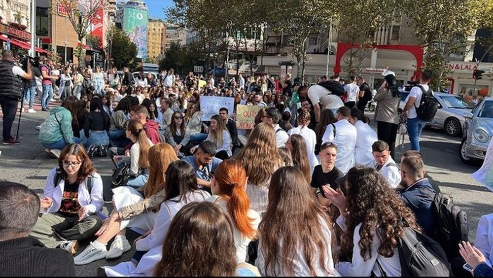 30 deputet&euml; t&euml; PD n&euml; krah t&euml; student&euml;ve t&euml;