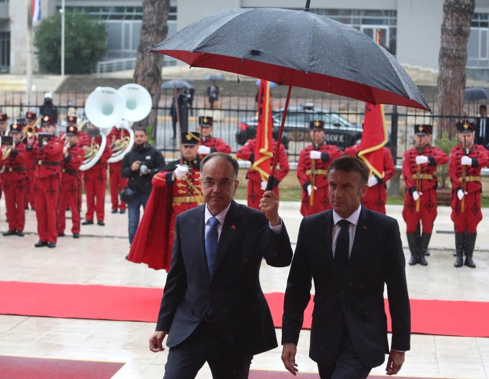 Begaj del nga protokolli, i mban &ccedil;adr&euml;n Macronit n&euml; Tiran&euml;