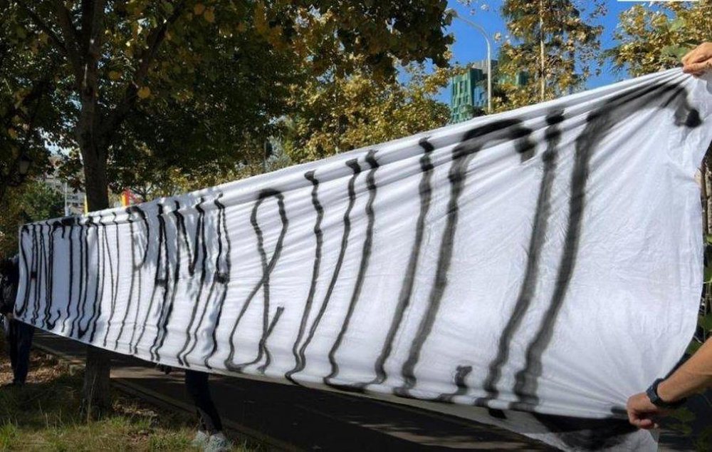 Tre t&euml; rinj thyejn&euml; perimetrin n&euml; Bulevard dhe shpalosin