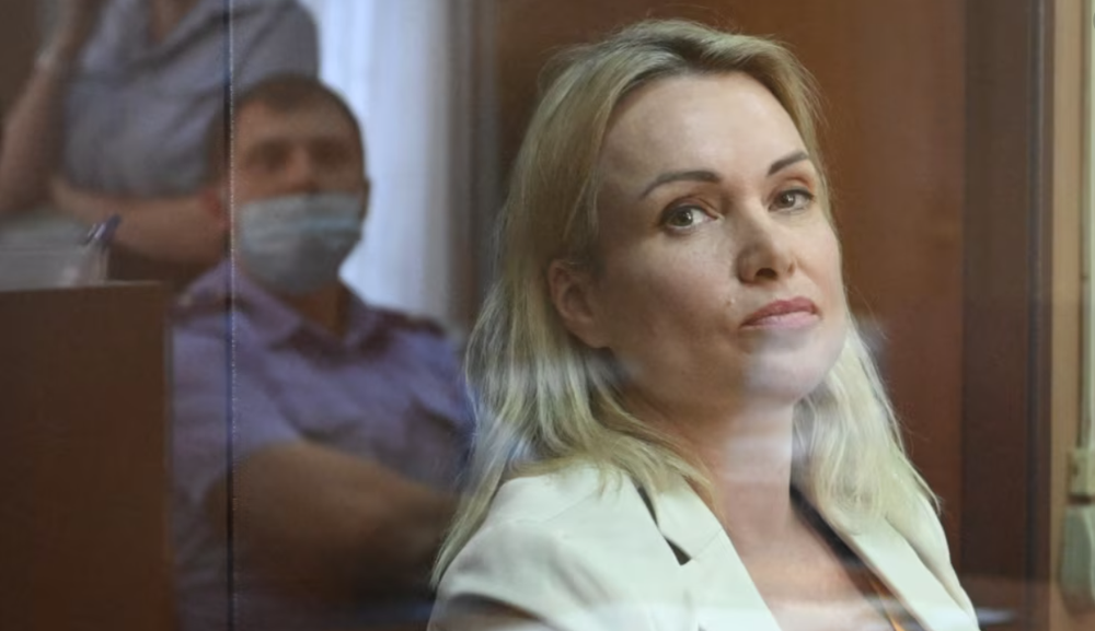 Kritikoi luft&euml;n, ish-gazetarja e televizionit shtet&euml;ror rus