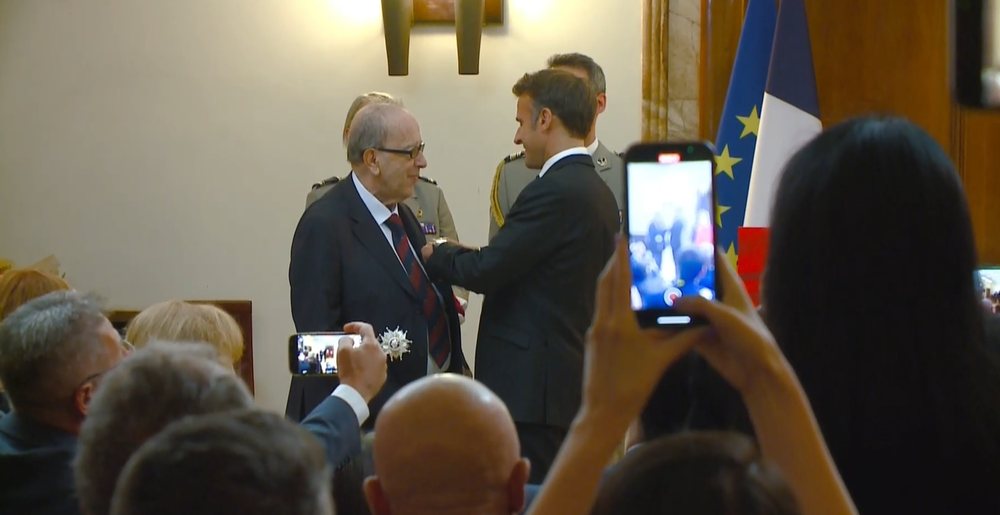 PAMJET/ Macron nderon Kadaren&euml; me urdhrin &ldquo;Oficer i Legjionit t&euml;