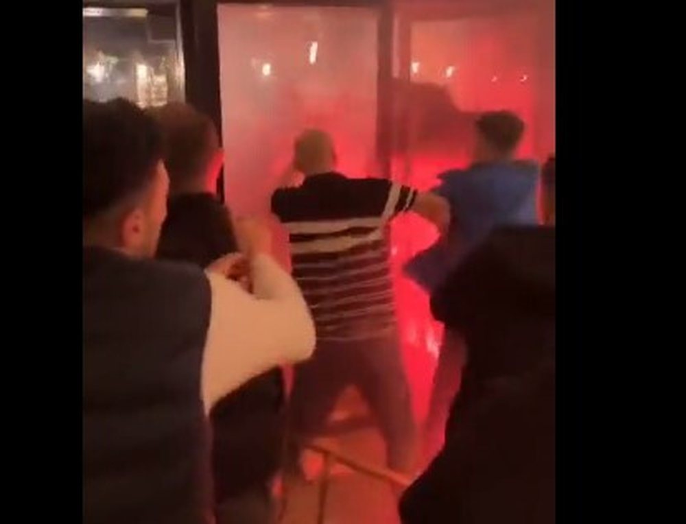 Video/ Tymuese e arm&euml;, plas dhuna n&euml; Paris: tifoz&euml;t francez&euml;