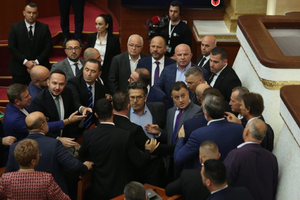 Dhuna n&euml; parlament/ Si po durojn&euml; deputet&euml;t e Partis&euml;