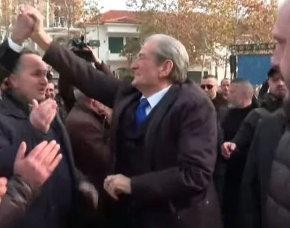 Protesta e opozit&euml;s, Berisha mb&euml;rrin n&euml; Kuvend