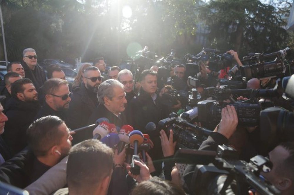 P&euml;rfundon protesta/ Berisha shkon n&euml; seli