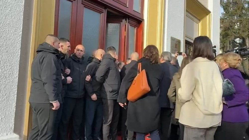 Deputet&euml;t e PD-s&euml; p&euml;rplasen me punonj&euml;sit e Gard&euml;s dhe
