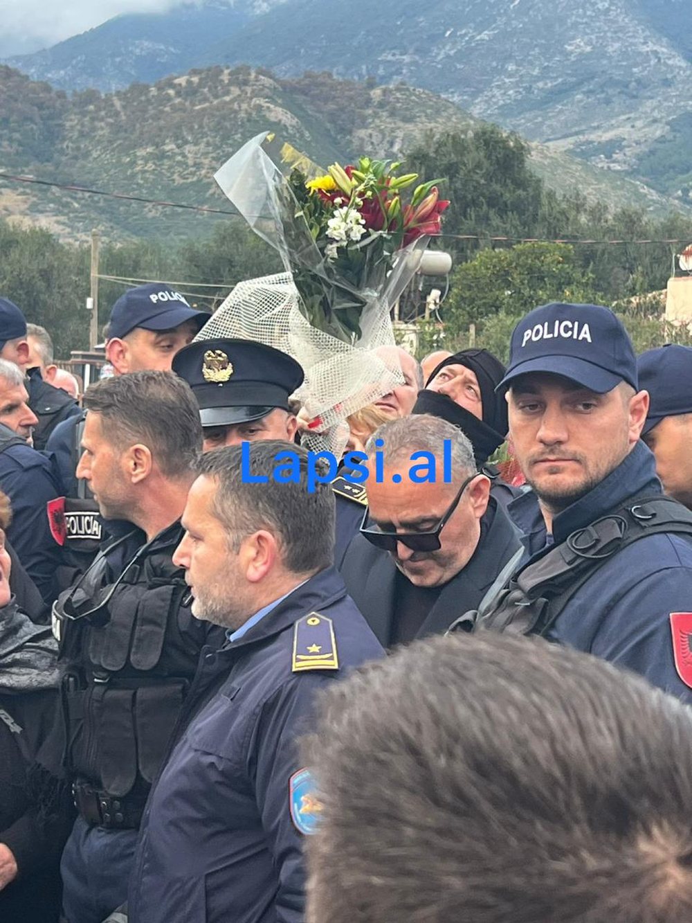 Beleri n&euml; varrim/ Tensione t&euml; shumta mes policis&euml; dhe