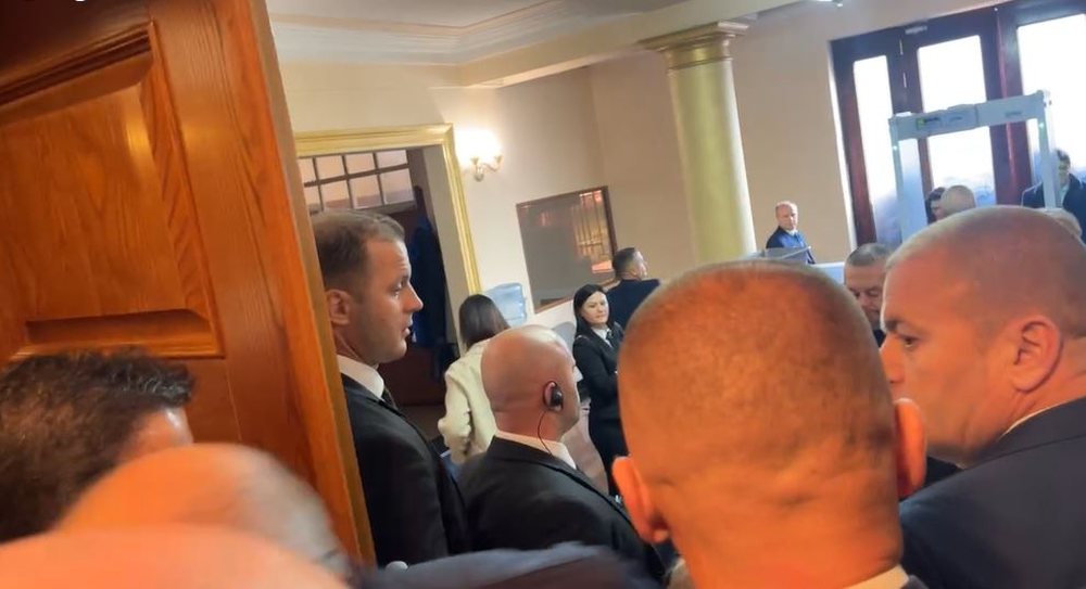 VIDEO/ Garda merr n&euml;n kontroll kuvendin, p&euml;rplasje me opozit&euml;n