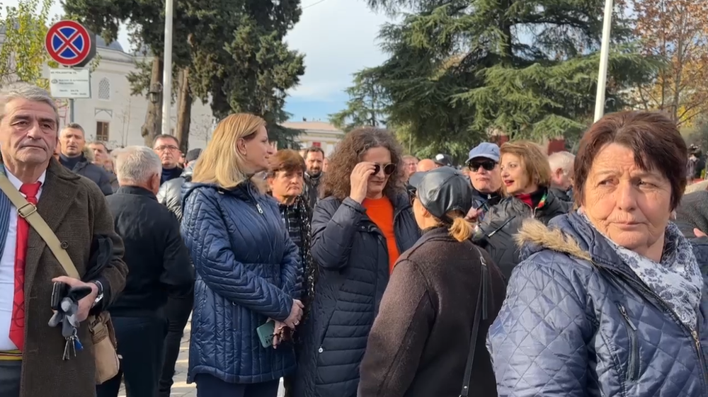 Protesta jasht&euml; parlamentit, tubimit i bashkohet Argita Malltezi