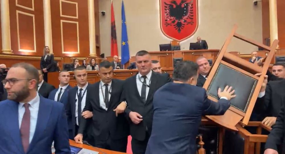 VIDEO/ Garda blindon kuvendin, Noka ia hedh karriget mbi kok&euml;