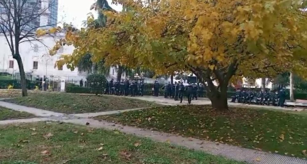 Protesta e opozit&euml;s, policia &lsquo;blindon&rsquo; Parlamentin, 800