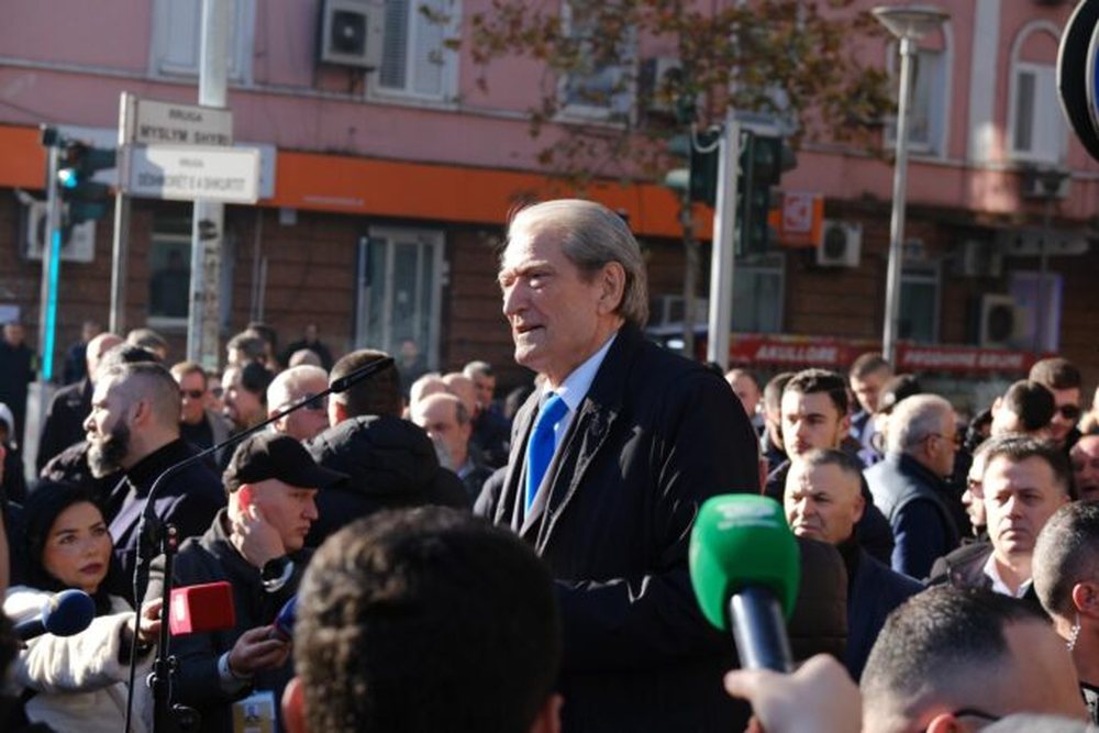 Berisha nga protesta: Shqiptar&euml; zgjohuni, nuk &euml;sht&euml; betej&euml;