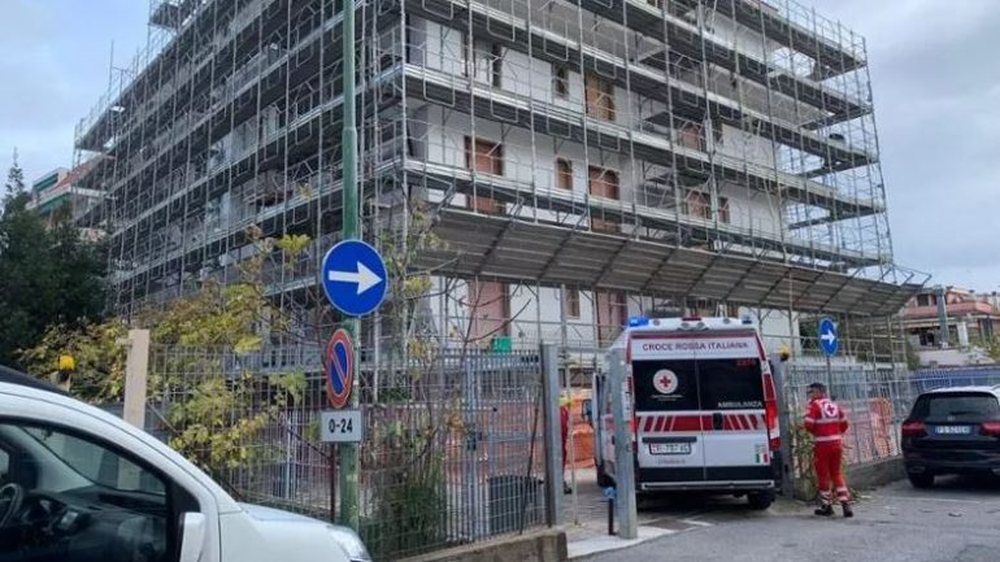 Itali/ I moshuari shqiptar bie nga skela dhe humb jet&euml;n