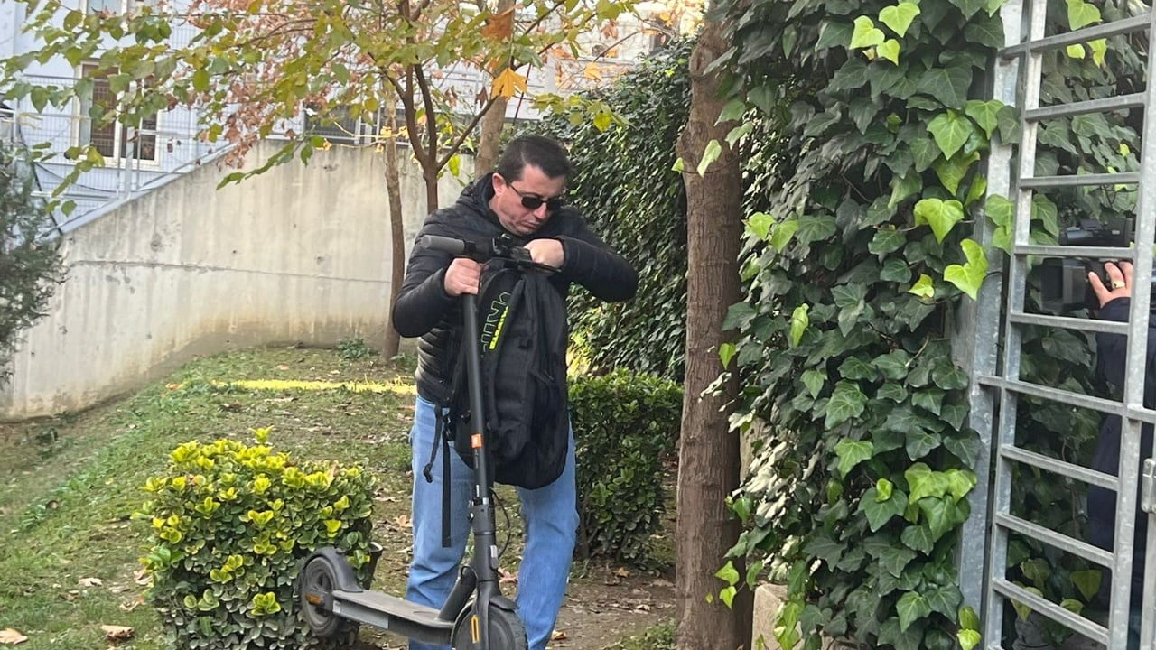 Postieri që mbërriti në SPAK me zarfin ku ishte autorizimi i kuvendit për arrestimin e Sali Berishës