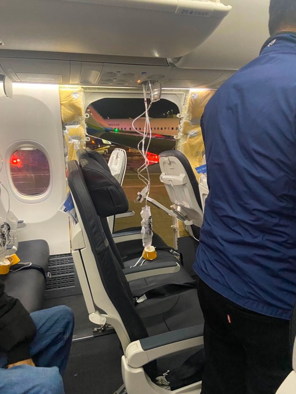 Video/ Shqyhet dera e avionit n&euml; fluturim, t&euml;rhiqen avion&euml;t