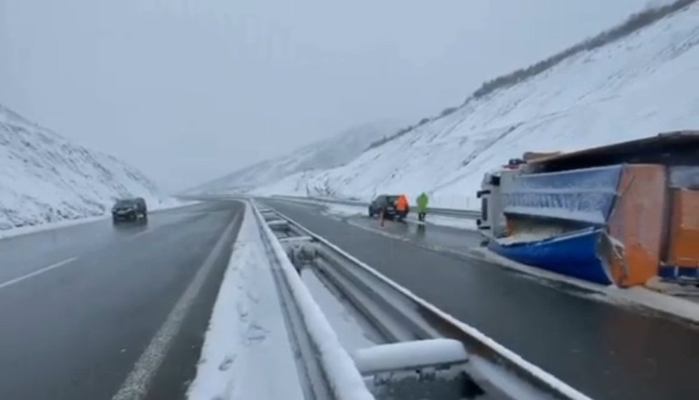 Mot i keq/ P&euml;rmbyset bor&euml;pastruesja n&euml; rrug&euml;n e Kombit