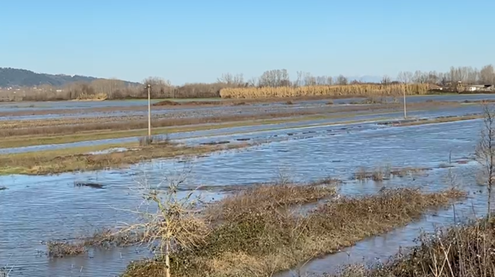 Lumi Ish&euml;m doli nga shtrati, qindra hektar&euml; tok&euml; n&euml;