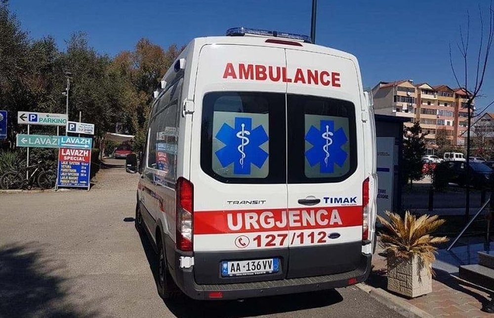 E r&euml;nd&euml;/ Bie skela e pallatit n&euml; nd&euml;rtim e sip&euml;r,