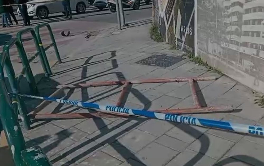 Bie skela e pallatit/ Policia e Tiran&euml;s shoq&euml;ron pun&euml;tor&euml;t