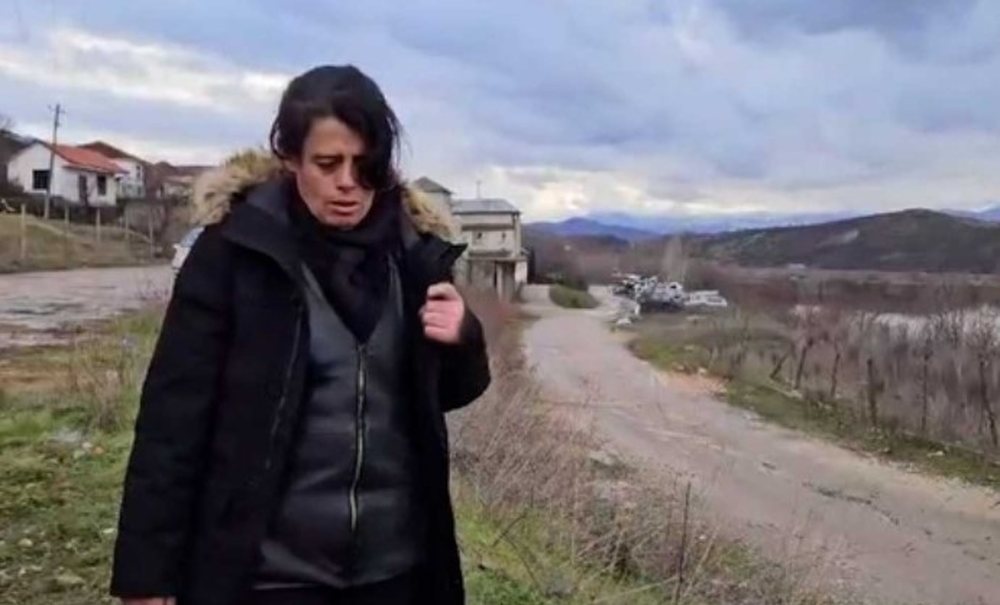 "Flinte n&euml; nj&euml; dhom&euml; me djalin e njerkut", flet
