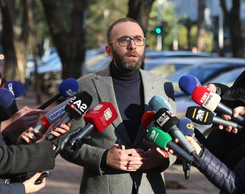 Opozita i k&euml;rkon qeveris&euml; informacion p&euml;r udh&euml;timet me