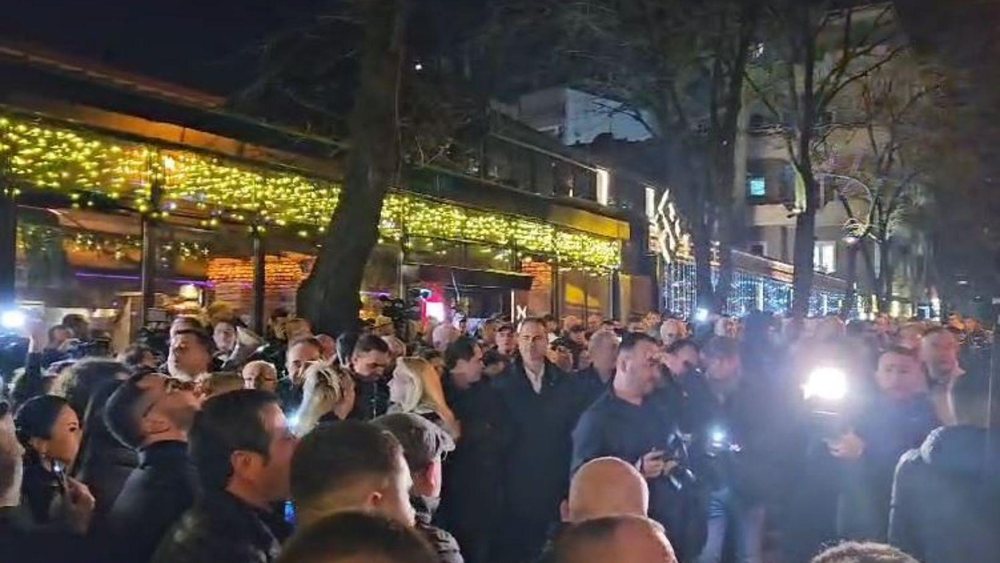 N&euml; arrest sht&euml;pie prej 8 dit&euml;sh, mb&euml;shtet&euml;sit mblidhen